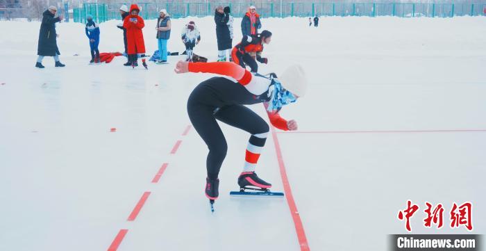 冰上项目比赛选手在起点处蓄势待发。 司凯 摄