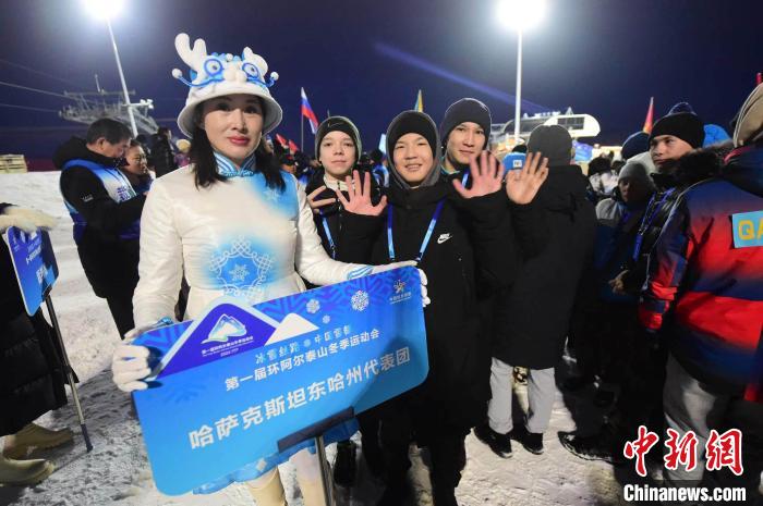 哈萨克斯坦东哈州代表队参加首届“冰雪丝路中国雪都”环阿尔泰山冬季运动会。 司凯 摄