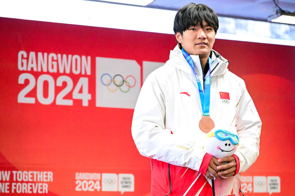 潘宝硕和刘昀琪分别获得男子、女子1500米银牌
