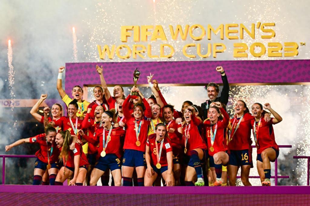 西班牙队在颁奖仪式上庆祝夺得女足世界杯冠军